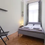 Joseph Boulevard - 3bdr, 2bath, 8ppl Budapest
