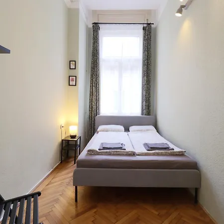 Joseph Boulevard - 3bdr, 2bath, 8ppl Βουδαπέστη