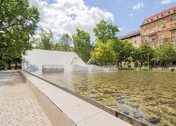 Apartment Joseph Boulevard - 3bdr, 2bath, 8ppl *