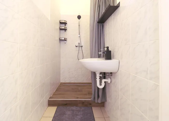 Apartment Joseph Boulevard - 3bdr, 2bath, 8ppl *