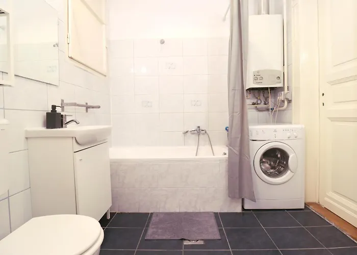 Joseph Boulevard - 3bdr, 2bath, 8ppl Apartment Budapest