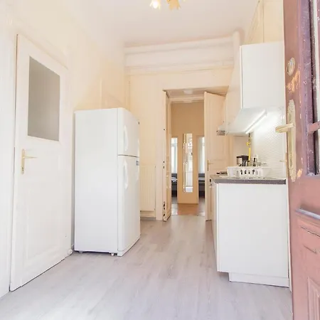 Joseph Boulevard - 3bdr, 2bath, 8ppl Apartment Budapest