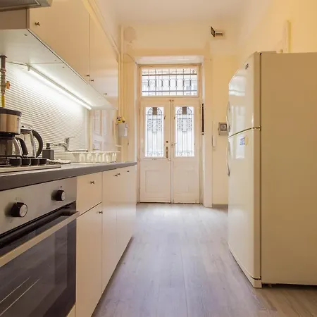 Joseph Boulevard - 3bdr, 2bath, 8ppl * Budapest