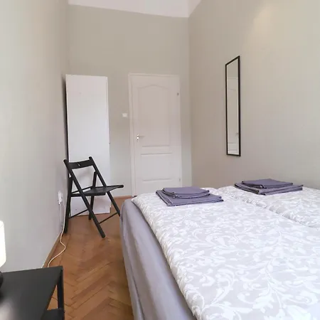Joseph Boulevard - 3bdr, 2bath, 8ppl Budapest