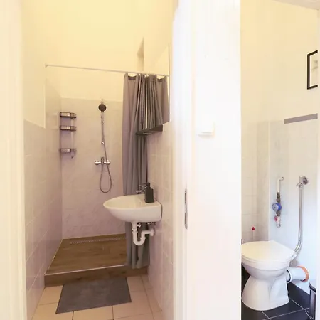 Apartment Joseph Boulevard - 3bdr, 2bath, 8ppl *