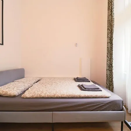 Joseph Boulevard - 3bdr, 2bath, 8ppl Apartment Budapest