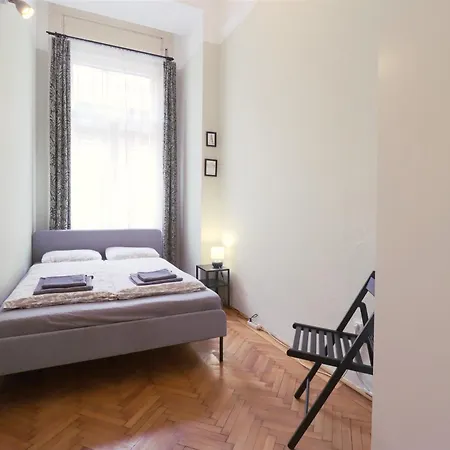 Joseph Boulevard - 3bdr, 2bath, 8ppl Apartment