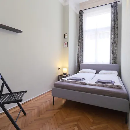 Joseph Boulevard - 3bdr, 2bath, 8ppl Budapest