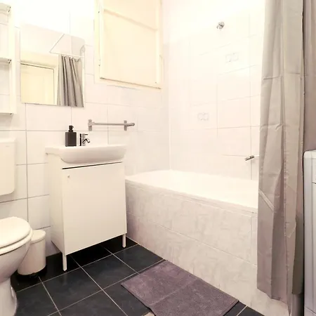 Joseph Boulevard - 3bdr, 2bath, 8ppl Daire Budapeşte