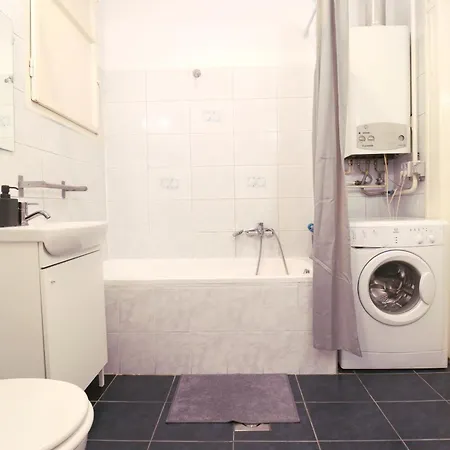 Joseph Boulevard - 3bdr, 2bath, 8ppl Daire Budapeşte